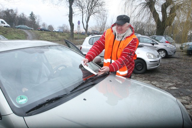 Parkingowy Zygmunt Latko uważa, że kierowców zniechęcają opłaty: - Stają na poboczu i utrudniają ruch