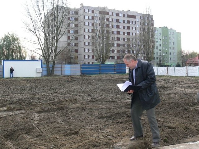 Jeszcze nie wybudowali, a już sprzedali mieszkania Planowany termin oddania kluczy właścicielom to czwarty kwartał przyszłego roku – zapowiedział na placu budowy Stanisław Żmuda, prezes Tarnobrzeskiego Towarzystwa Budownictwa Społecznego.