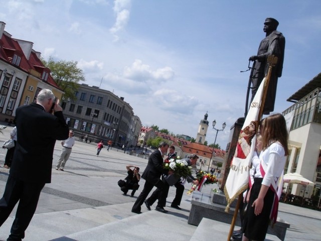 Kilkanaście osób pamiętało o mszy i uroczystości przed pomnikiem marszałka Józefa Piłsudskiego