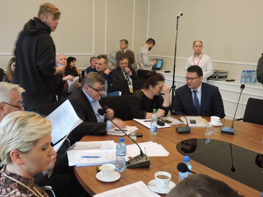 Sesja rady powiatu w Ostrowi. Radni ustalili zarobki staroście, dyskutowali też o szpitalu [ZDJĘCIA]