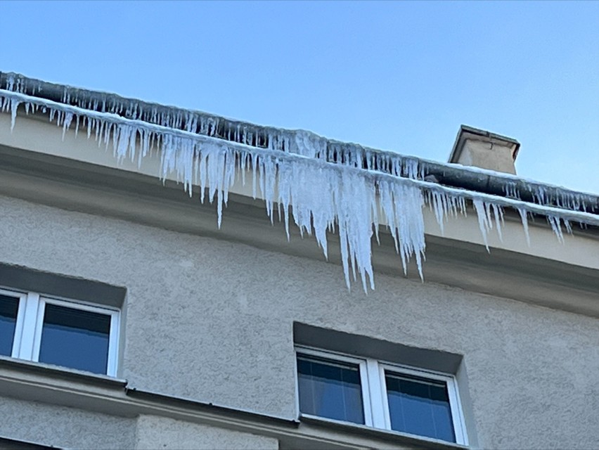 Policja przestrzega przed śniegiem i soplami spadającymi z dachów!