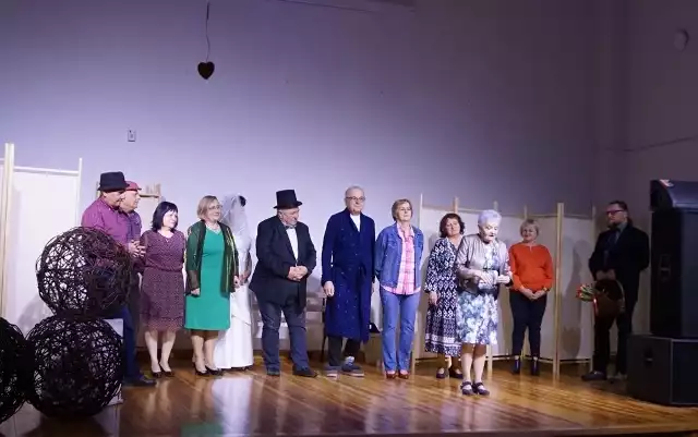 Pełen humoru spektakl kabaretowy, w wykonaniu aktorów Teatru "Pora na Seniora" z Nowej Dęby, był  upominkiem dla wszystkich kobiet, z okazji Dnia Kobiet w Koprzywnicy.