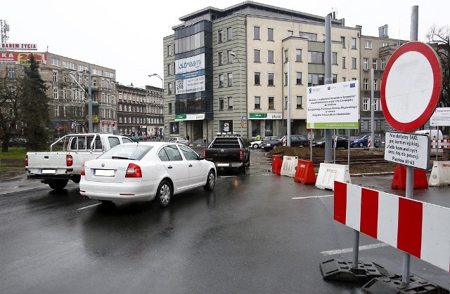 Zamknięte dla ruchu zostało skrzyżowanie al. Piastów z ul. Jagiellońską dla pojazdów jadących od strony Placu Szarych Szeregów w kierunku Placu Kościuszki. 