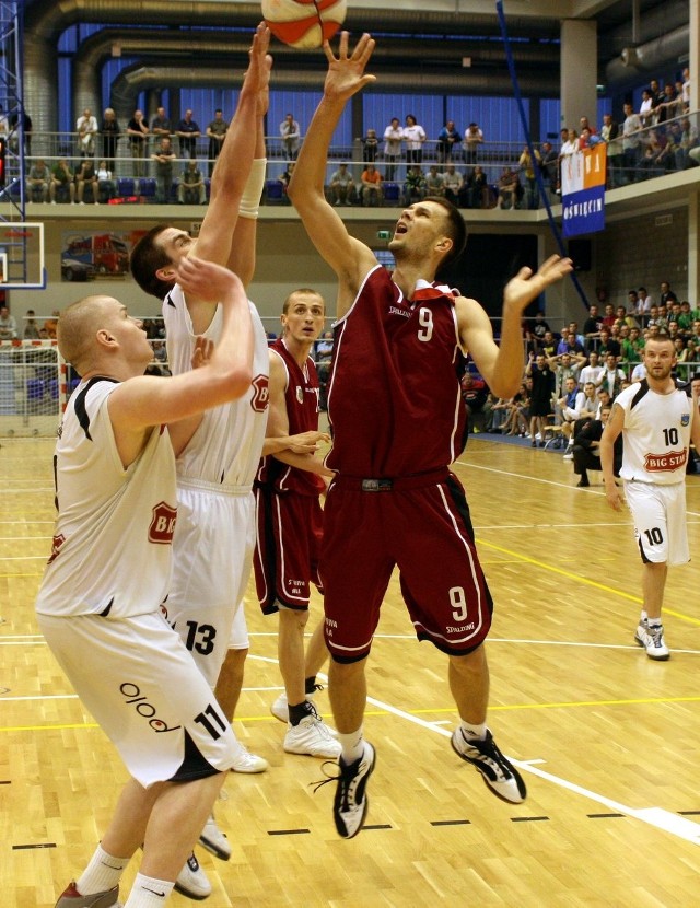 Koszykarze "Stalówki" (z prawej Marek Piechowicz) grają w  środę z Polonią 2011 Warszawa.