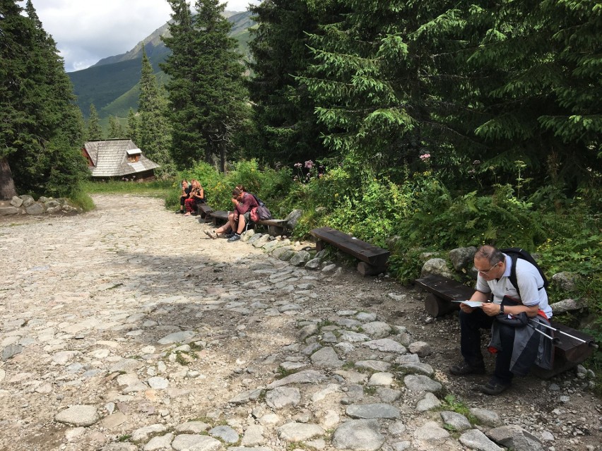 Tatry. Turystów na górskich szlakach jest sporo, ale tłumów (na szczęście) nie spotkamy