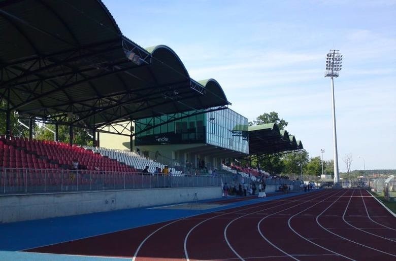 Stadion miejski w Łomży ma trybuny w biało-czerwone barwy