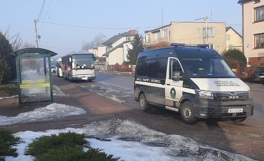 Nietrzeźwy kierowca autobusu zatrzymany przez Inspekcję Transportu Drogowego w Olszewie-Borkach. 25.02.2021 przewoził dzieci