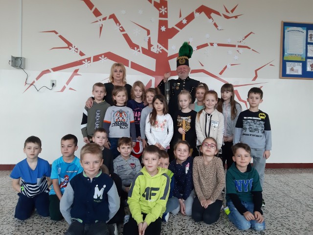 Spotkanie z górnikiem w Szkole Podstawowej numer 1 w Sędziszowie. Pan Kazimierz opowiedział dzieciom o swojej pracy w kopalni.
