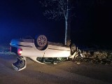 Wypadek w Dąbrówce (gmina Czerwonka). Dachowanie auta. 27.02.2023