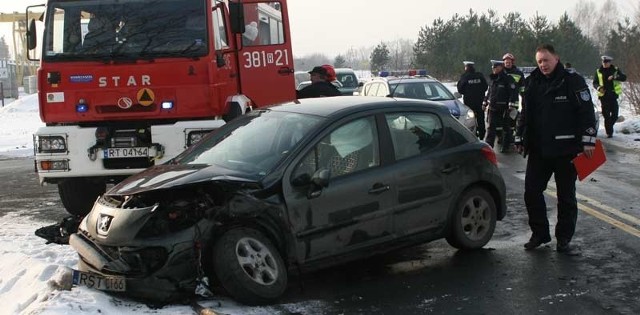 Do szpitala trafiła kierująca peugeotem kursantka oraz jadący obok instruktor.