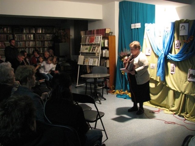 Podczas wieczoru goscie wysłuchali wsponień oraz obejrzeli zbiory książek autorstwa Niedziałkowskiej