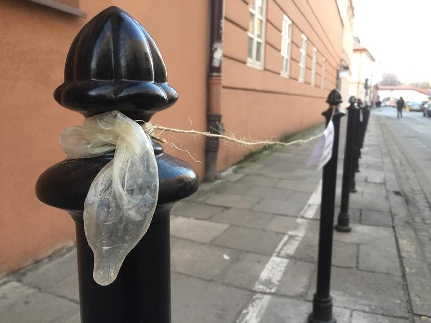 Kraków. Prezerwatywy na słupkach. Mieszkańcy pytają: „Gdzie mamy parkować?"