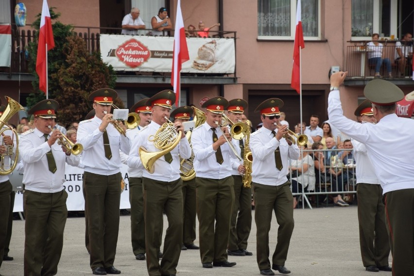 Parada i tańce instrumentalistów w Skale. Festiwal Orkiestr Wojskowych i Dętych