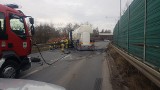 Śmiertelny wypadek w Jaworznie. Zginęła 27-letnia kobieta po zderzeniu osobówki z tirem. DK 79 zablokowana