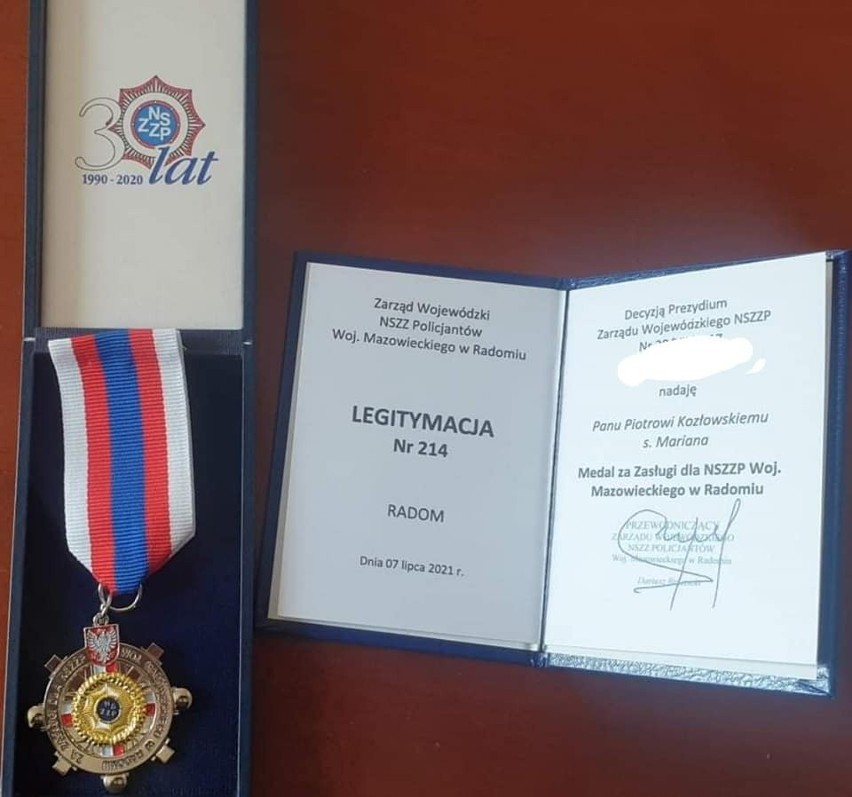 Na Święto Policji burmistrz Kozienic złożył życzenia funkcjonariuszom. Dostał też od nich medal