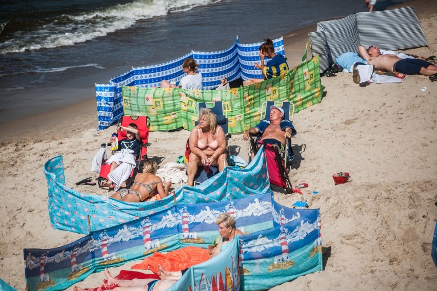 Tłumy w Mielnie. Na plaży kolorowo od parawanów [ZDJĘCIA]