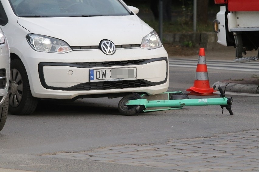 samochód potrącił kobietę jadącą na hulajnodze