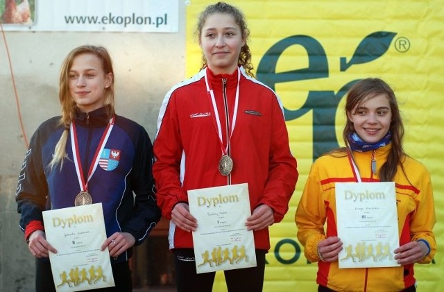 Najlepiej naszym reprezentantom poszło w kategorii dziewcząt z gimnazjów. Paulina Witek (w środku) z Żaczka Połaniec była pierwsza, a jej koleżanka z drużyny Gabriela Kazberuk (pierwsza z lewej) zakończyła bieg na drugiej pozycji. 