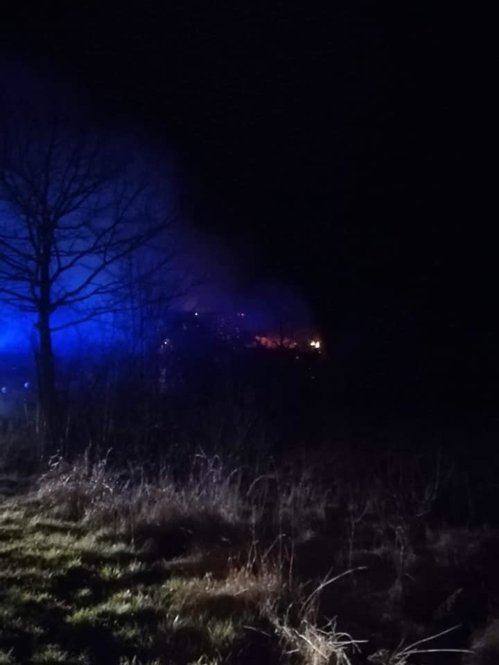 Strażacy gasili pożar drewnianego domu w gminie Szydłowiec.