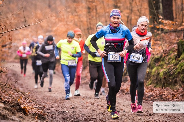 Duzi i mali biegacze na leśnej trasie zawodów City Trail Trójmiasto (8.01.2023)