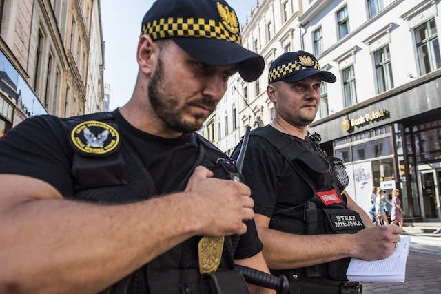 Funkcjonariuszy z grupy interwencyjnej najczęściej można spotkać na starówce. Na zdjęciu: strażnik Wojciech Bobiński i starszy strażnik Łukasz Nowicki