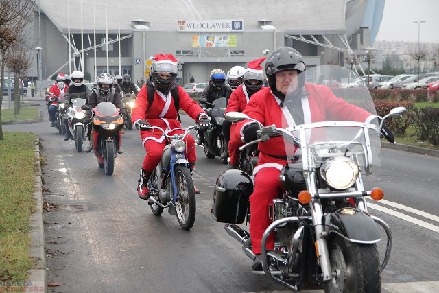 MotoMikołaje wyruszyli spod Hali Mistrzów we Włocławku i całą grupą dotarli do Brzezia. W akcję przygotowania prezentów włączyły się włocławskie zakłady pracy.