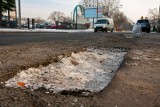 Śniegu nie ma, ale są dziury, więc drogowcy pracują dalej