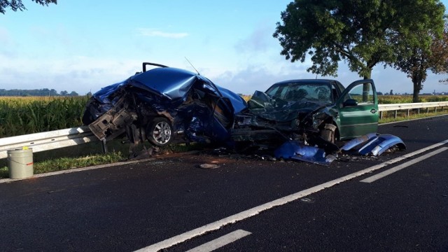 Do tragicznego wypadku doszło przed godziną 6 na drodze krajowej nr 15 między Gnieznem i Wrześnią. Zderzyły się tam trzy samochody osobowe.