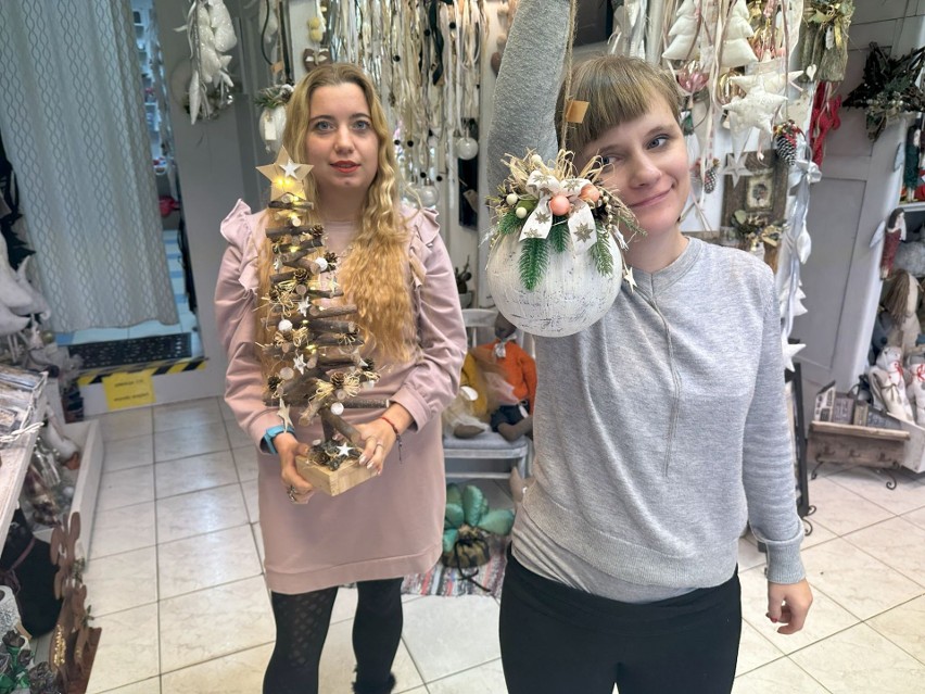 Sklepik Zręczne Rękodzieło z Kielc oferuje ciekawe i nietuzinkowe ozdoby świąteczne. Są choinki, bałwanki i pluszowe jelenie