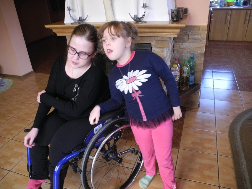 Młodzież będzie zbierać na nowy wózek inwalidzki dla koleżanki (wideo, zdjęcia)