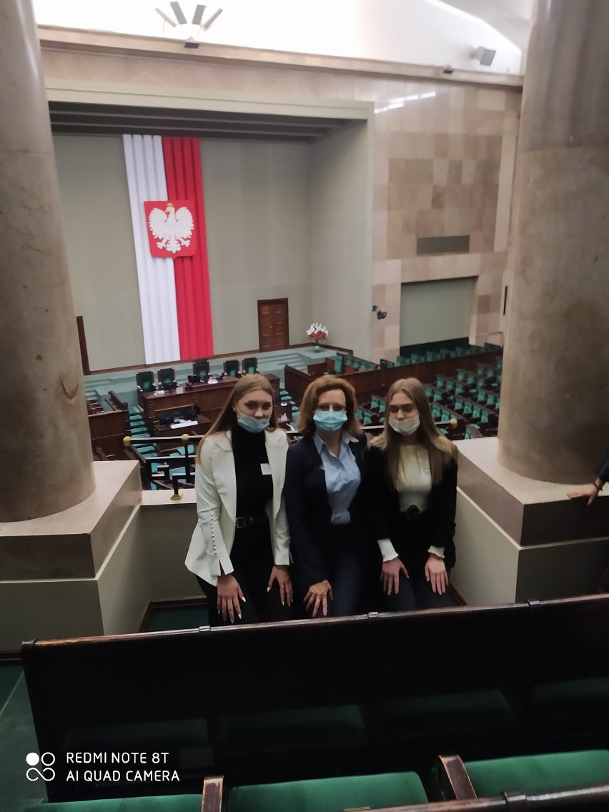 Poseł Agata Wojtyszek zorganizowała młodzieży wycieczkę do Sejmu. Udział wzięło 55 dziewcząt i chłopców z powiatu starachowickiego [ZDJĘCIA]