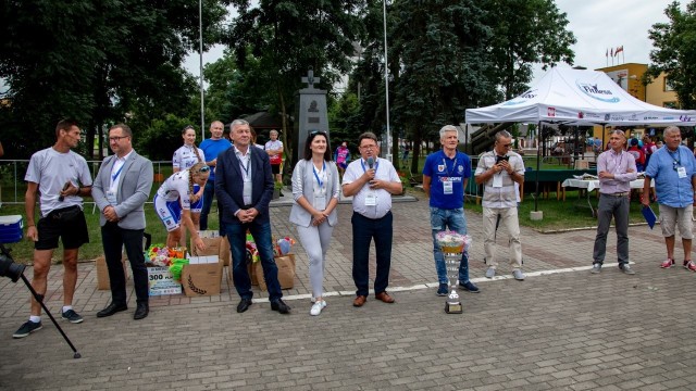 Organizatorzy wyścigu „Śladami Królewny Anny Wazówny” (w niebieskiej koszulce dyrektor imprezy Leszek Szyszkowski) mogą liczyć na wsparcie samorządowych władz