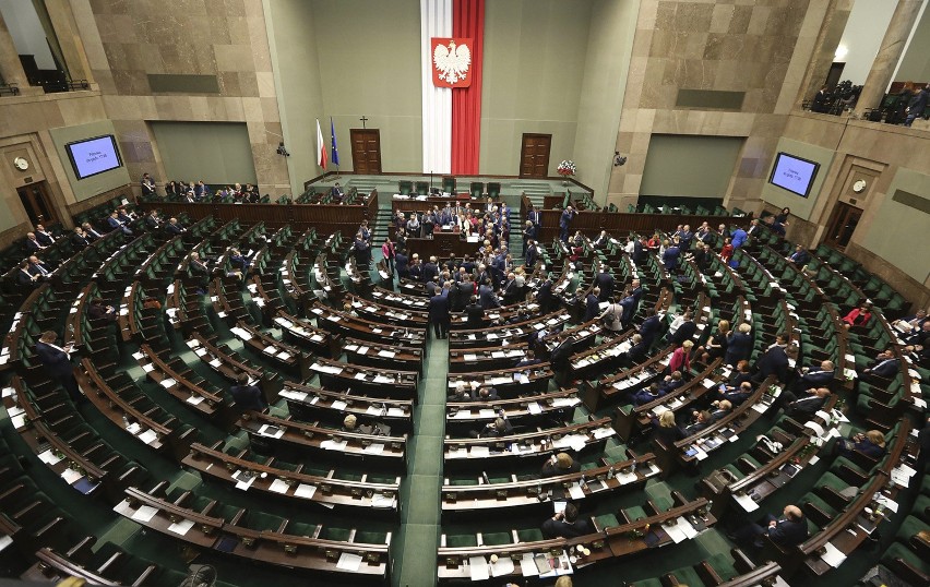 PiS zyskał kworum, a przed Sejmem protesty