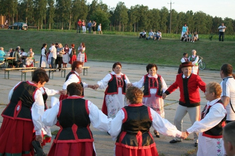 Publiczność zabawiały występami koła gospodyń wiejskich z...