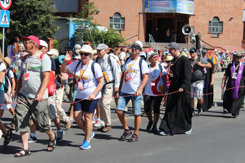 Chrzanów. Pielgrzymi w drodze na Jasną Górę. Przed nimi ostatnie 50 km  [ZDJĘCIA]