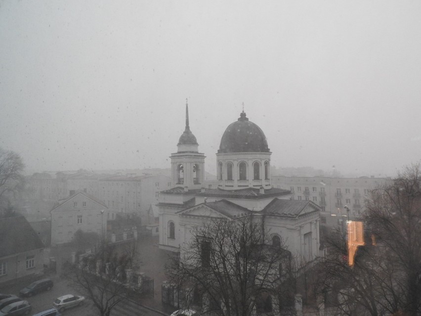 Powrót zimy. Zamieć zaatakowała w Białymstoku. Śnieżyca dała się we znaki mieszkańcom [ZDJĘCIA]