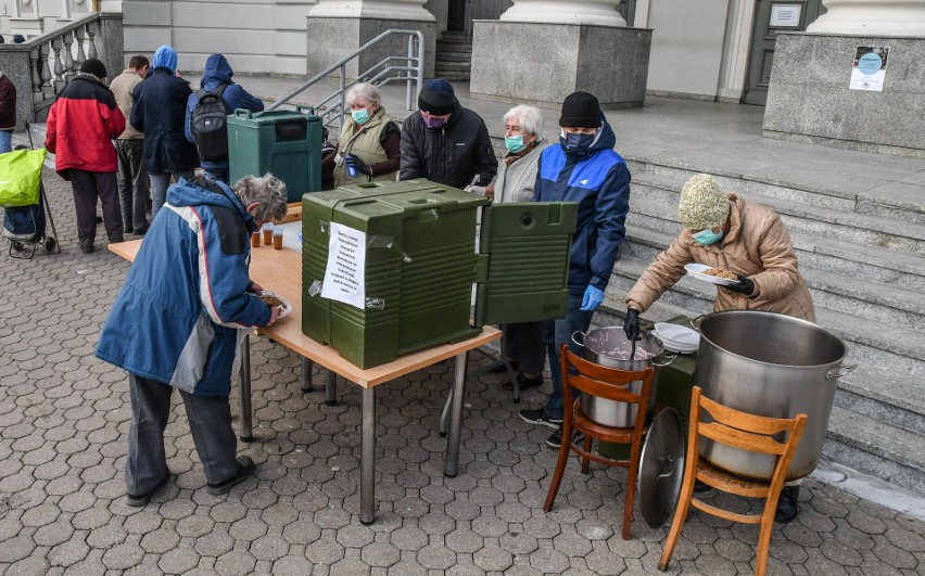 Dziennie misjonarze z Bazyliki Mniejszej wydają posiłki...