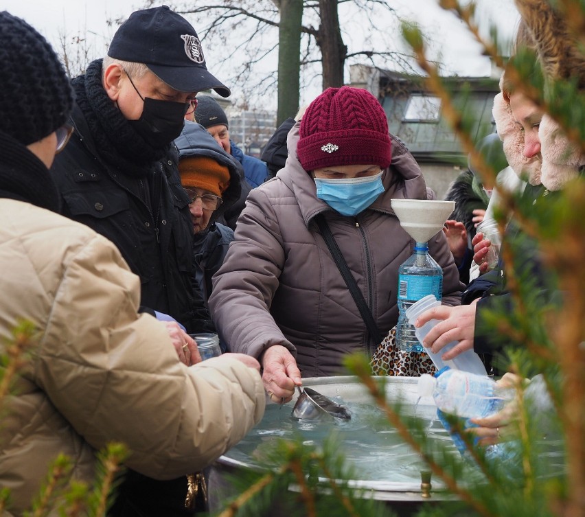 Prawosławni świętowali Epifanię. Tradycyjnie święcenie wody przy katedrze na ul. Ruskiej w Lublinie     