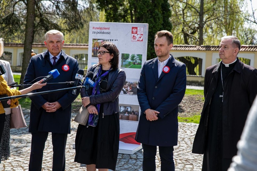 Białystok. Otwarcie plenerowej wystawy „Uwięzieni za polskość”