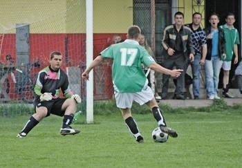 W taki sposób Szymon Drożdż zdobył pierwszego gola dla Huraganu Fot. Maciej Zubek