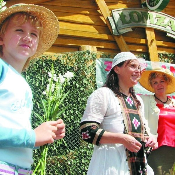 Anna Jakubowska (w środku) jest inicjatorką Światowego Zlotu Anek i zachęca do udziału w konkursie na kapelusz
