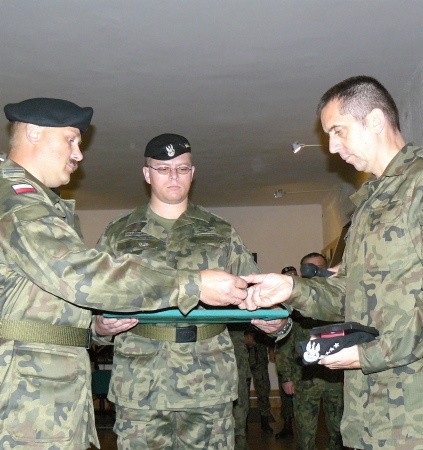W izbie tradycji ppłk Zbigniew Krawiec z 17. WBZ (z lewej) wręczył nowemu dowódcy płk Sławomirowi Wojciechowskiem ryngraf i odznakę brygady.