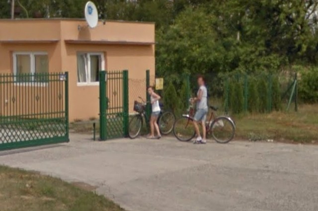 W programie Google Street View automatycznie zamazywane są ludzkie twarze i tablice rejestracyjne samochodów, ale na zdjęciach można rozpoznać siebie lub kogoś znajomego po charakterystycznej sylwetce, ubraniu lub miejscu. A może to ciebie upolowała kamera Google'a - na spacerze z psem, w czasie zakupów lub podczas rowerowej przejażdżki po Rusinowie? Zobacz zdjęcia!