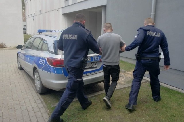 Jak się okazało, niedługo przed przyjazdem policji krewki 34-latek podpalił garaż, a kilka godzin wcześniej dom, w którym mieszkał. Sprawca groził też domownikom. Straty, które spowodował, oszacowano na 200 tys. zł. Czytaj dalej na kolejnym slajdzie