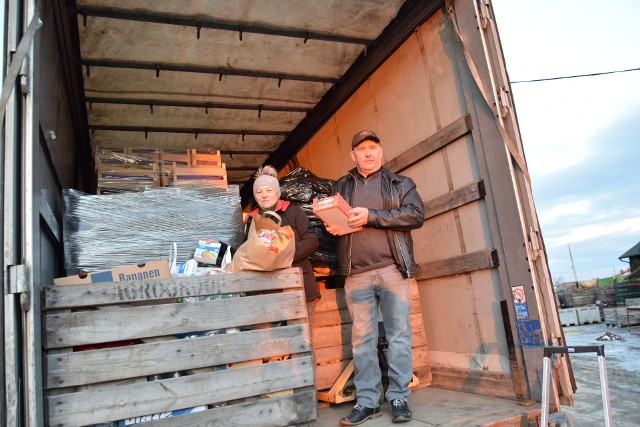 W ciągu jednego dnia państwo Bożena i Mariusz Gara właściciele Skupu Owoców i Warzyw w Gałkowicach - Ocin zmobilizowali swoich bliskich i znajomych do przekazania owoców warzyw, suchych produktów i pieczywa dla mieszkańców Ukrainy.