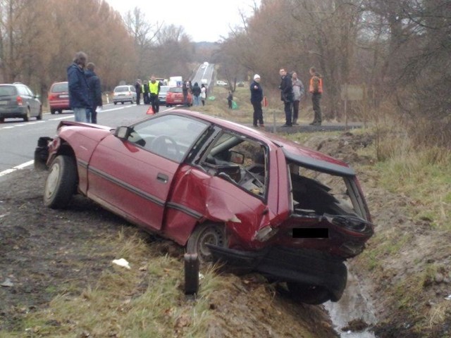 Opel astra po zderzeniu wylądował w rowie