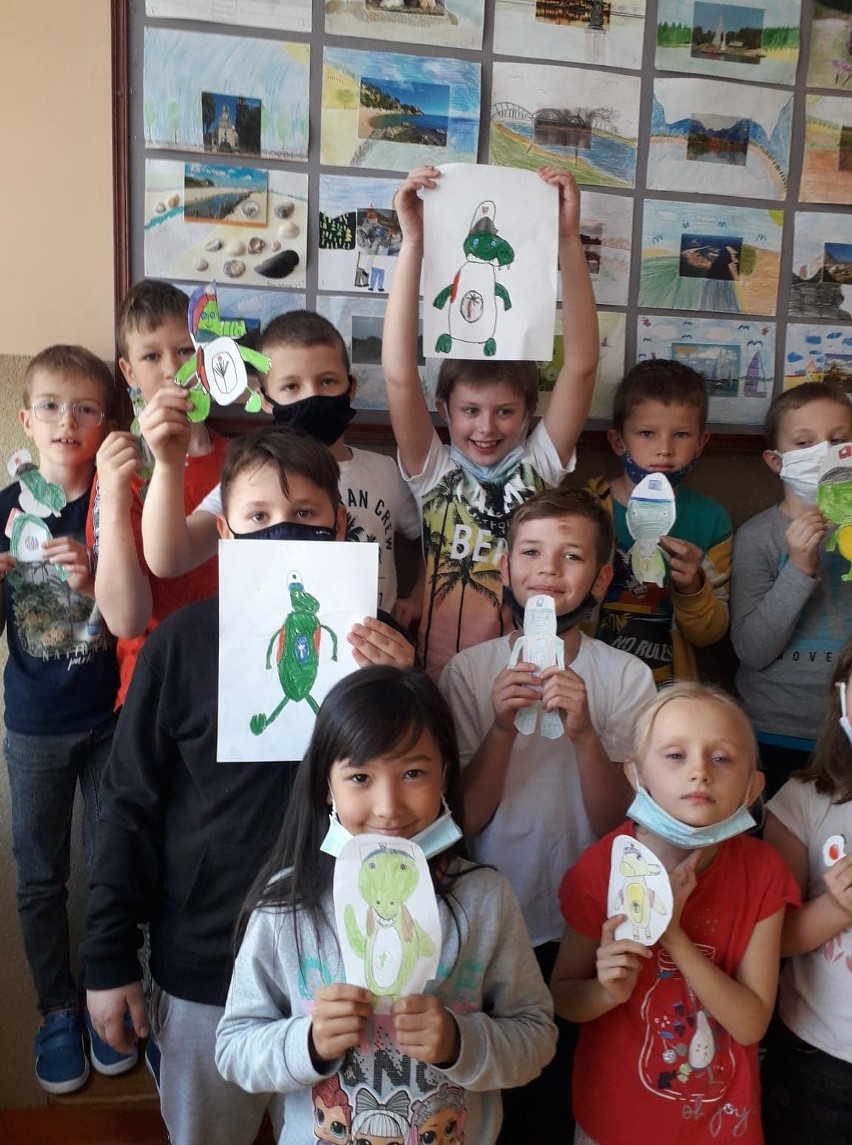 Lekcja bezpieczeństwa z krokodylem Tirkiem w białobrzeskiej szkole podstawowej