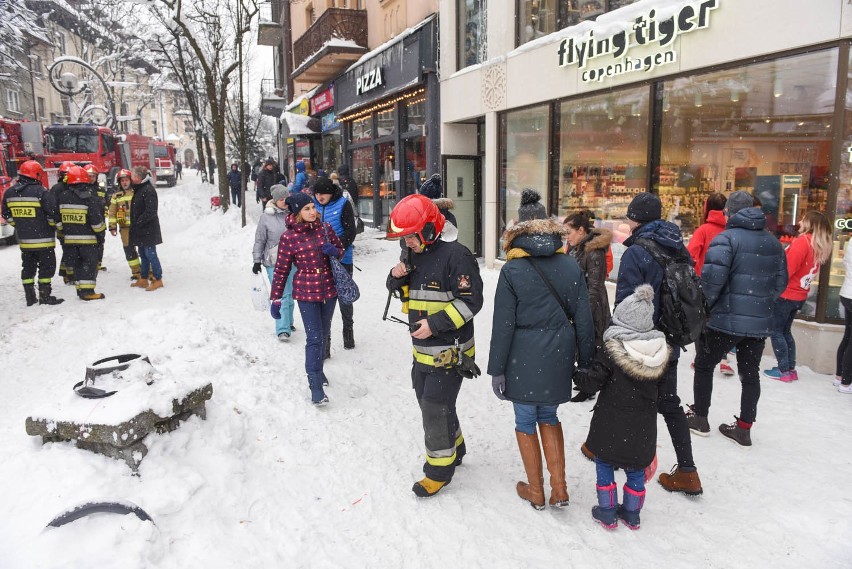 Zakopane. Strażacy ewakuowali ludzi z galerii handlowej na Krupówkach [ZDJĘCIA]