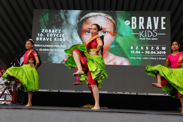 Występ wybitnie zdolnych dzieci z Indii, Hong-Kongu i Donbasu uświetnił ostatni dzień festiwalu Wschód Kultury – Europejski Stadion Kultury w Rzeszowie