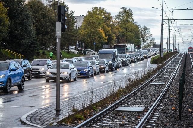 Powinniśmy zmniejszać ilość pojazdów osobowych wjeżdżających do miast. Odchodzić należy od modelu posiadania samochodu, tak jak ma to obecnie miejsce na Zachodzie Europy na rzecz transportu zbiorowego. Do tego potrzebna jest jednak zmiana nastawienia Polaków – mówi o sposobach na rozładowanie drogowych korków Mikołaj Krupiński, rzecznik Instytutu Transportu Samochodowego w Warszawie.